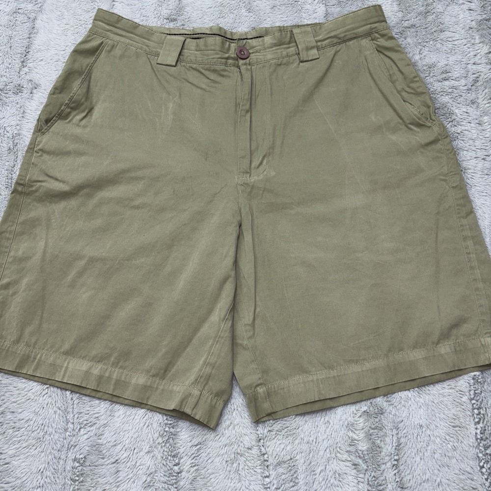 IZOD XFG Shorts Mens 32 Green Flat Front Chino Poly Blend Golf Casual